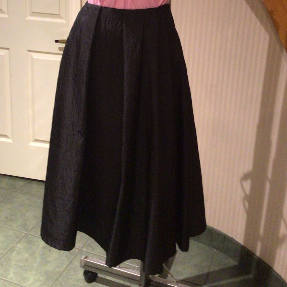 NWOT Hidden side pockets Black lined large pleated taffeta like skirt
